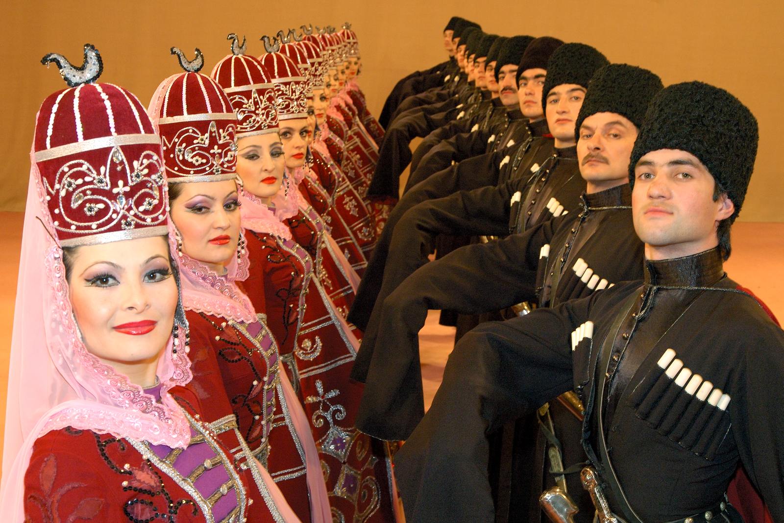 Балкарцы это. Государственный Академический ансамбль танца Кабардинка. Кабардино-Балкария кабардинцы. Ансамбль Кабардинка танцы. Национальные костюмы Кабардино балкарцев.