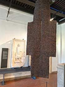 Un arazzo di Sandra Marconato appeso sopra uno dei mosaici del Museo Eremitani di Padova