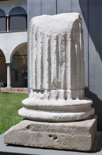  Colonna con base, da piazzetta Pedrocchi (metà del I secolo a.C.)
