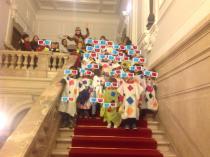 i bambini vestiti da Arlecchino sullo scalone di Palazzo Zuckermann