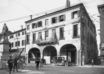 una foto storica di piazza Garibaldi