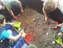 bambini durante uno scavo