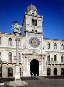 the clok tower in piazza dei Signori