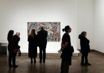 pubblico in una sala di museo