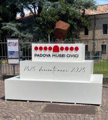 il totem dei duecento anni posizionato in piazza Eremitani