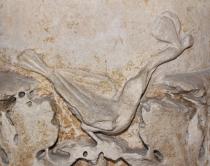 Monumento funerario di Claudia Toreuma.  Particolare raffigurante un uccellino con una farfalla nel becco. Inizio del I secolo d.C. 