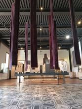 Gli arazzi di Sandra Marconato appesi sopra uno dei mosaici del Museo Eremitani di Padova