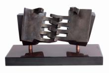 Un'opera di Pablo Serrano esposta nella mostra Una sognata felicità nei bronzetti d'autore