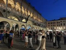 Padova Tango Festival: numerose coppie ballano il tango in piazza dei Frutti Padova Tango Festival: numerose coppie ballano il tango in piazza dei Frutti