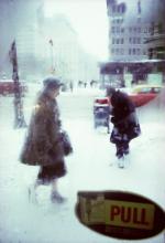 Una delle opere della mostra "Saul Leiter. Una finestra punteggiata di gocce di pioggia ©Saul Leiter Foundation"