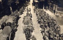 Truppe italiane di rincalzo che marciano verso il fronte. Archivio Fotografico Museo della Terza Armata