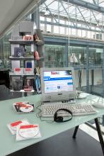Una postazione con pc della Biblioteca civica di Padova