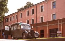 ingresso del museo con davanti un'ambulanza