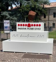 il totem dei duecento anni posizionato in piazza Eremitani